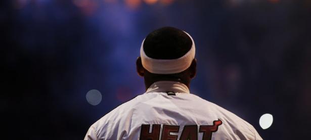 九游娱乐首页-当红色公牛跨越山海，塔图姆在东方点燃不眠之夜