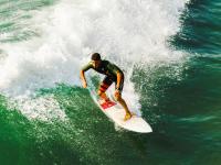 九游娱乐网页-赛道上的国家德比，当维斯塔潘的赛车披上蓝白战袍