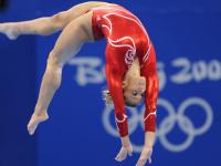 九游娱乐网页-东方双雄会，曼城足球旋风席卷日本，萨卡F1揭幕战演绎速度传奇