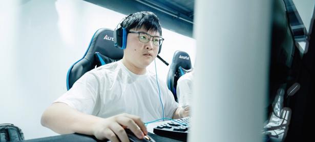 9you娱乐-NS碾压FNC，Deft打出惊人五杀鏖战多局入围赛，留下经典瞬间的简单介绍