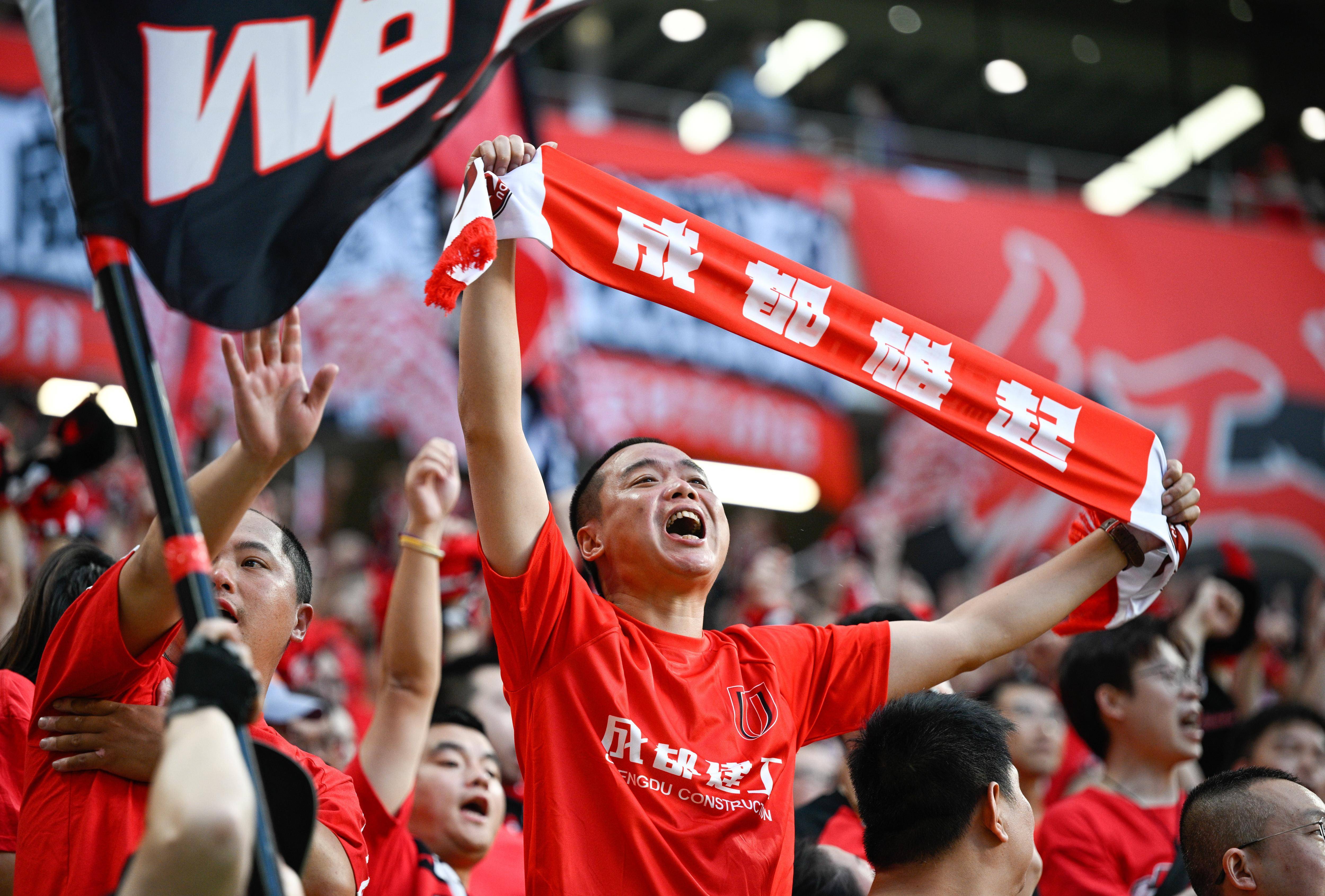 包含球迷狂热加油声不断，球队士气高涨的词条