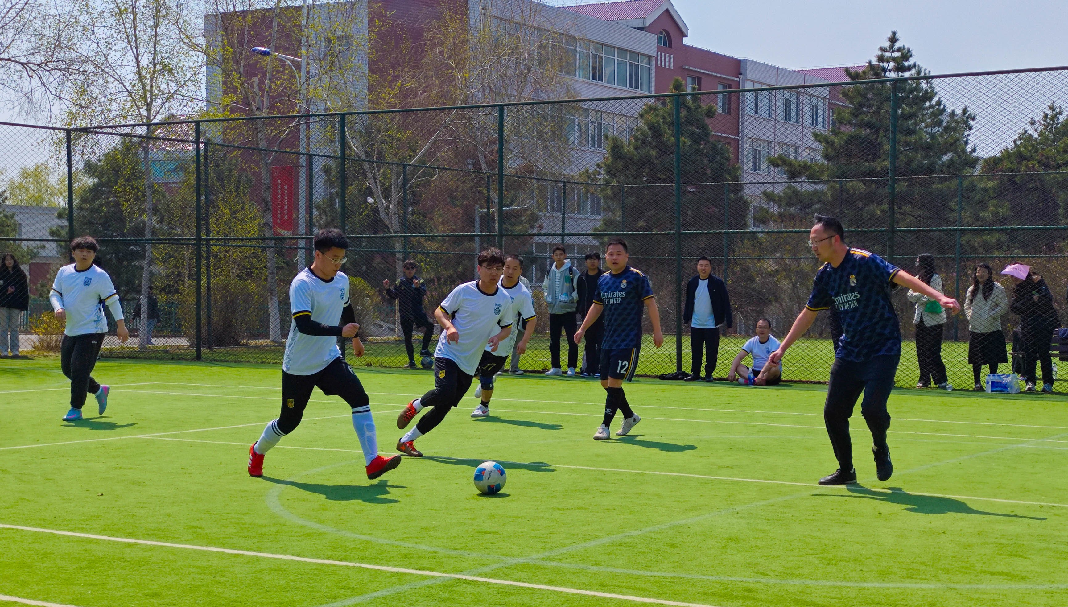 国内足球联赛激烈角逐，球员技术展现魅力