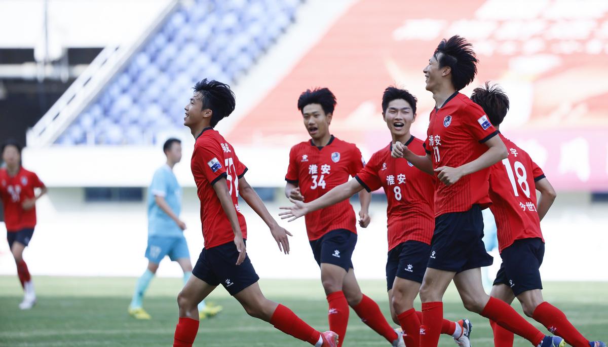 国内足球联赛激烈角逐，球员技术展现魅力