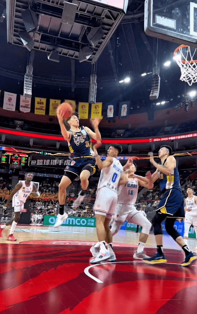 后卫队员稳健防守,确保球队守住胜局的简单介绍 后卫队员稳健防守,确保球队守住胜局的简单介绍