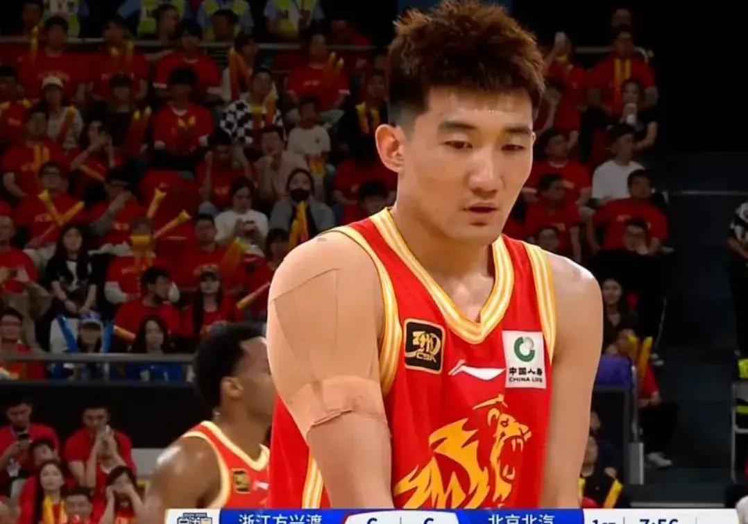 篮球赛季总决赛抢眼上演，球队实力均衡