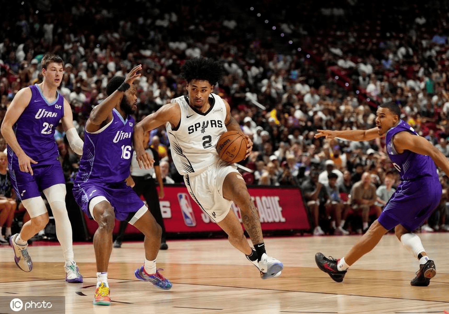 马刺主场险胜太阳,取得三连胜 马刺主场险胜太阳,取得三连胜