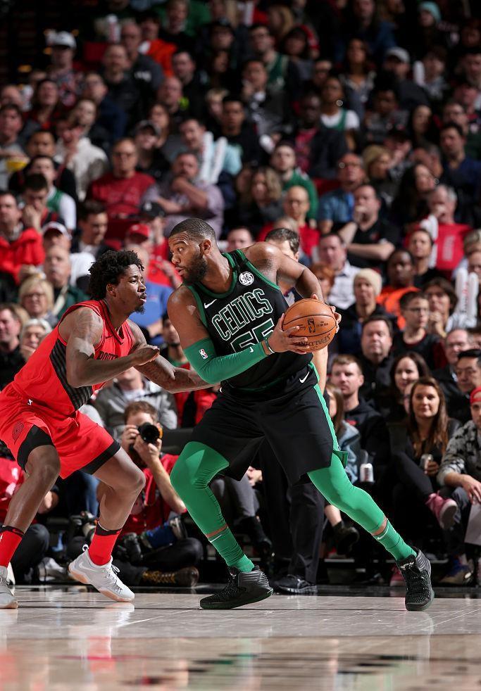 公鹿全面崩溃,季后赛前景黯淡 公鹿全面崩溃,季后赛前景黯淡