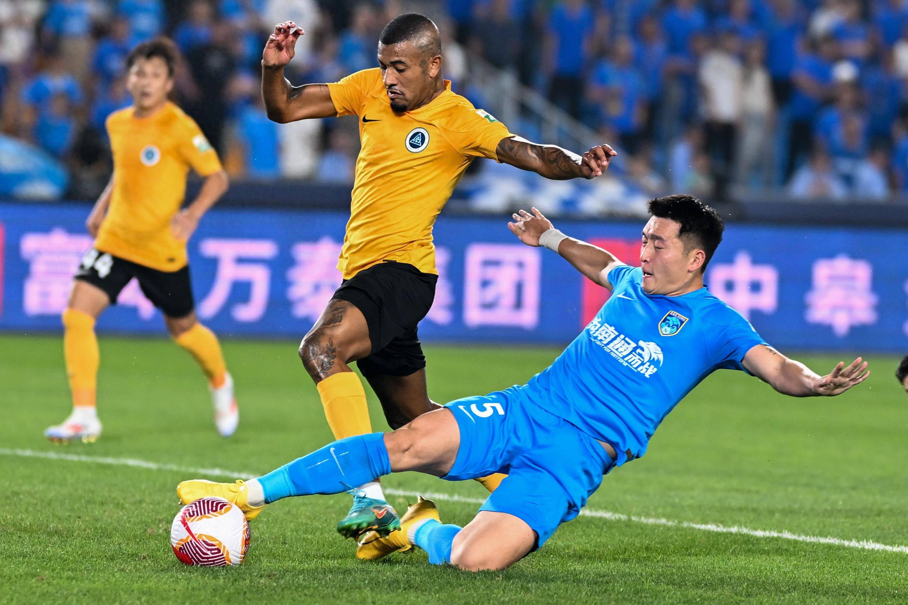 媒体曝光中超比赛队员训练日常