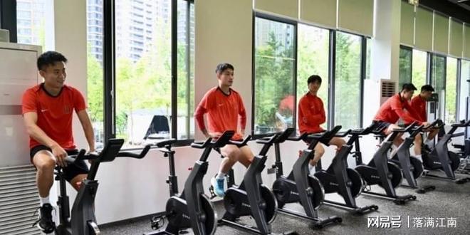 媒体曝光中超比赛队员训练日常
