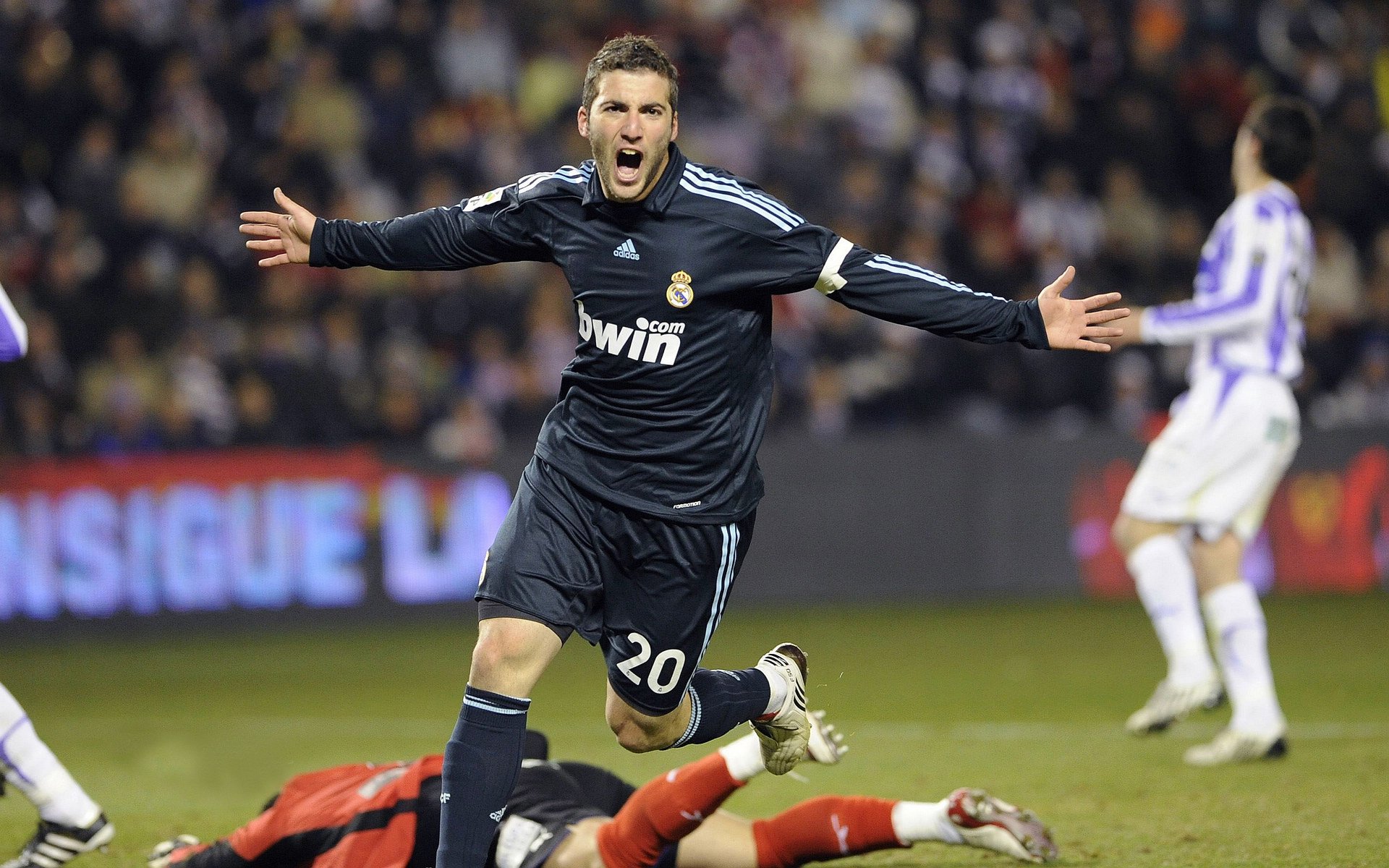 欧冠淘汰赛之夜,字母哥绿茵场跨界惊艳四座